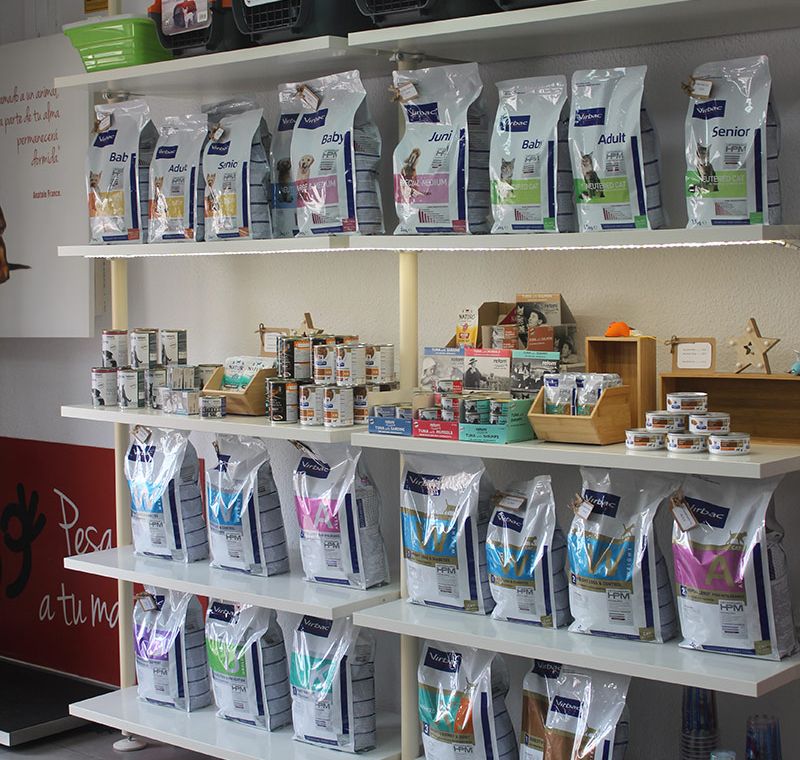 Estantería con productos para mascotas